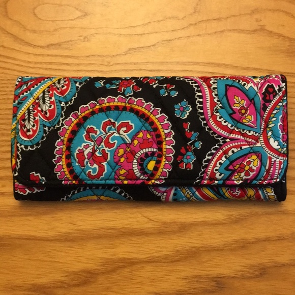 Vera Bradley Handbags - NWT VERA BRADLEY TRIFOLD WALLET